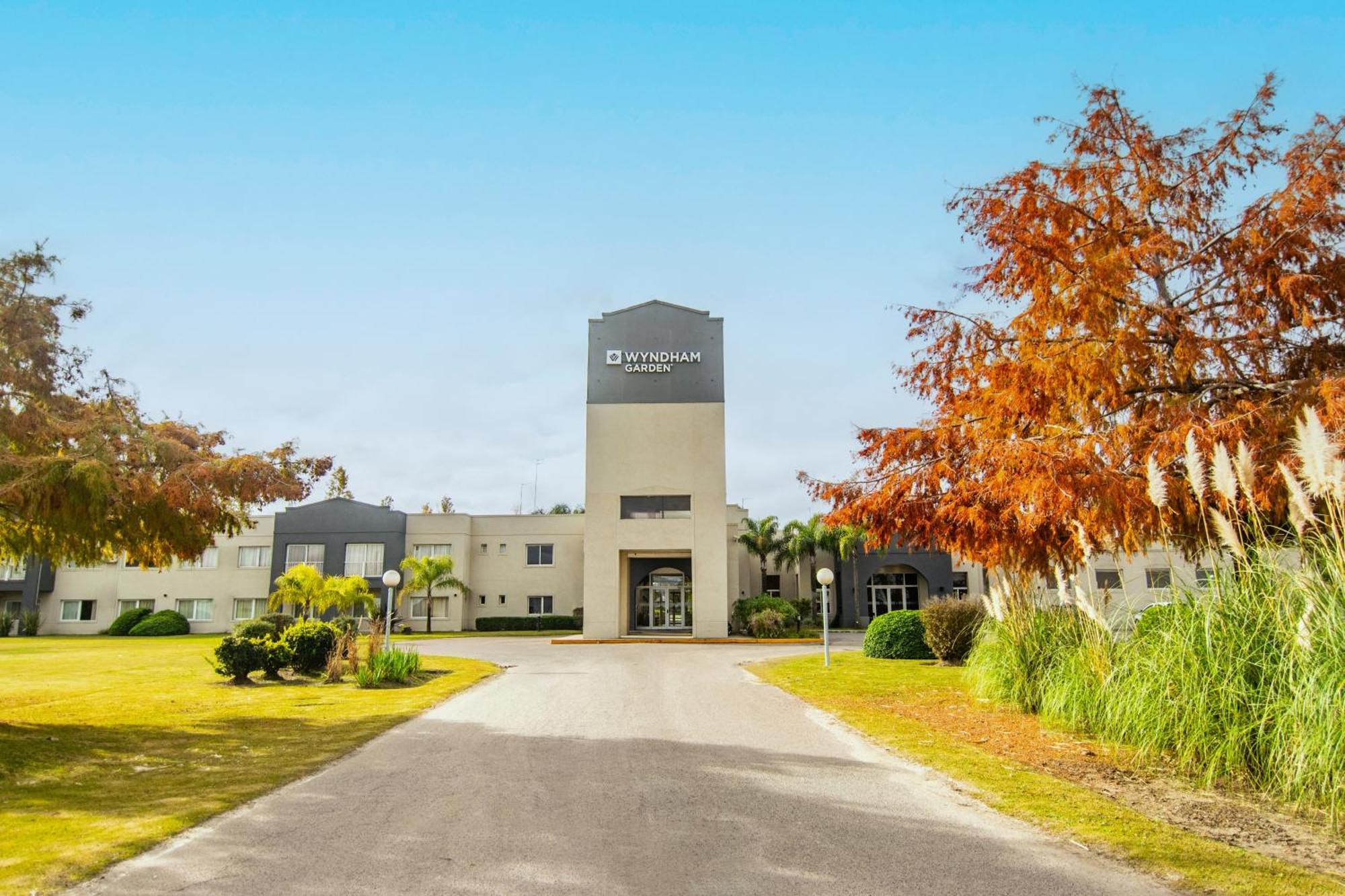 Wyndham Garden Campana Hotel Exterior photo